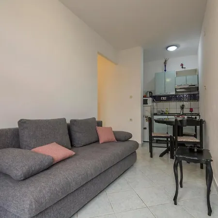 Apartment Ground Floor With Patio Zanki Komiza